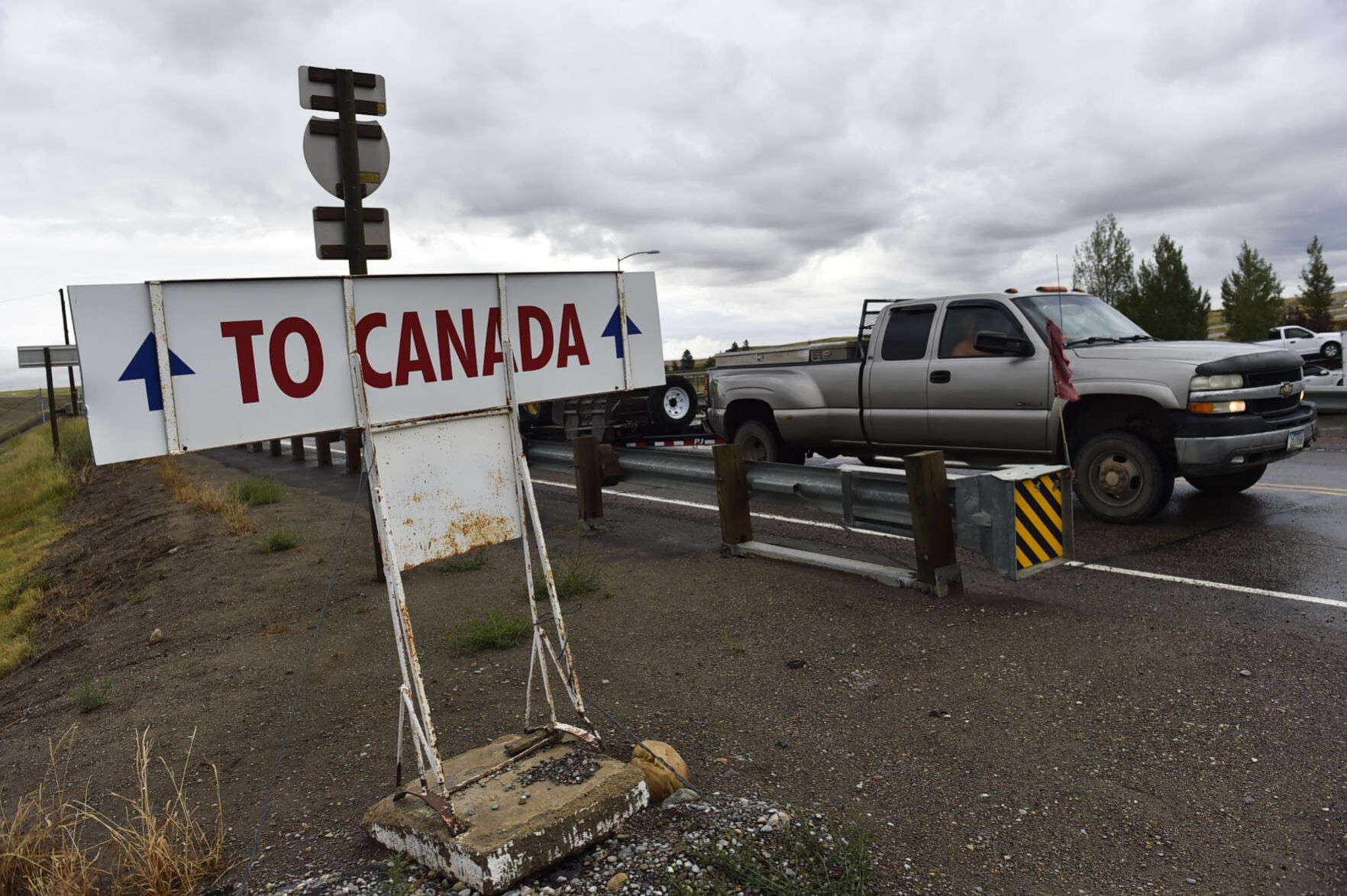 A sign notifies travelers